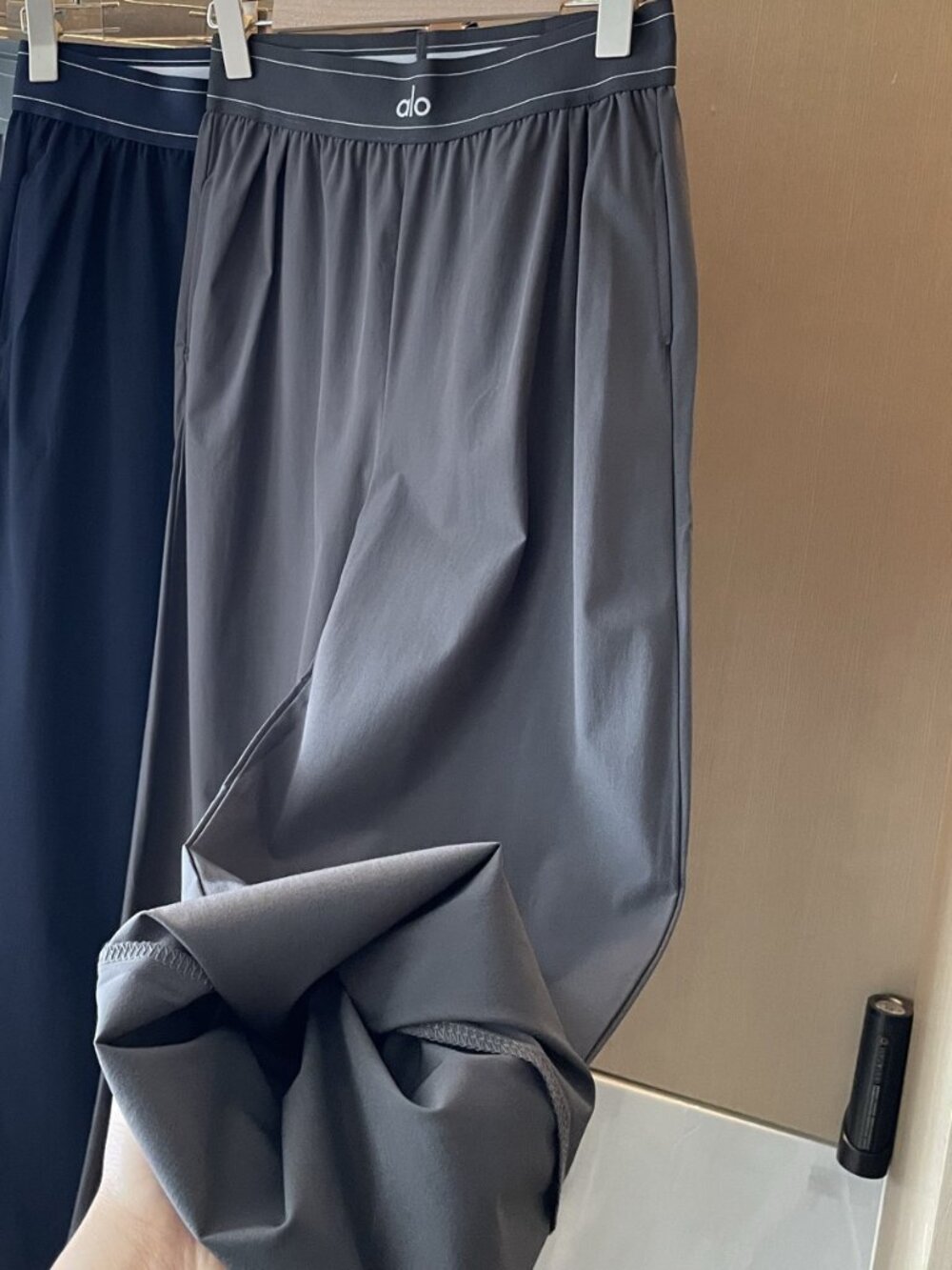 ☁️Dark Grey Wide-Leg Yoga Pants, ALO Yoga Regular Size 30” - Picture 4 of 6